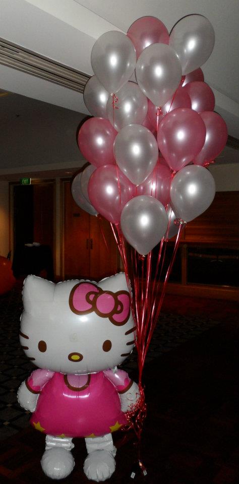 Chodící foliový balonek Hello Kitty 127cm x 76cm