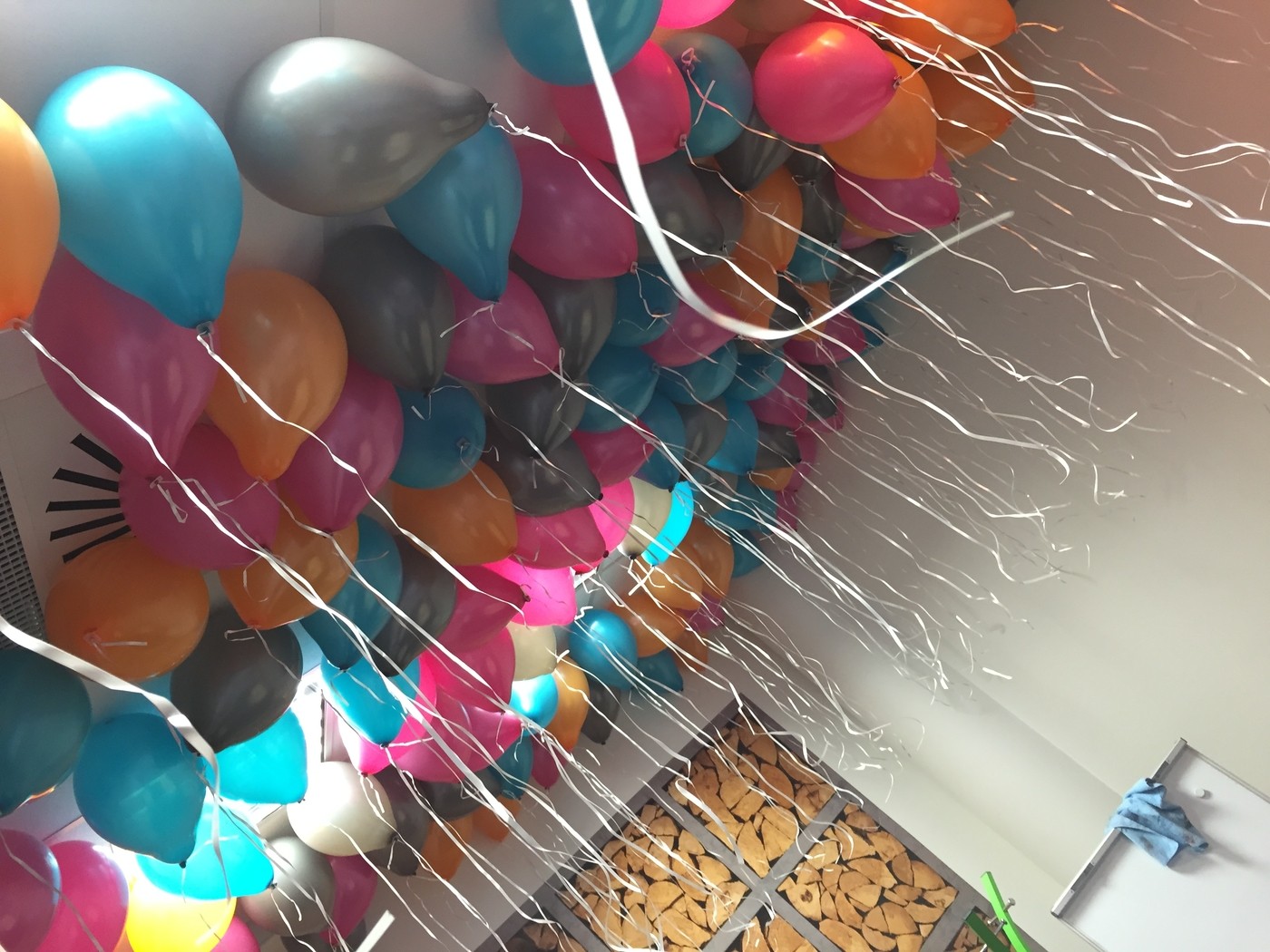 Provázky na balónky s heliem 100 ks 108cm