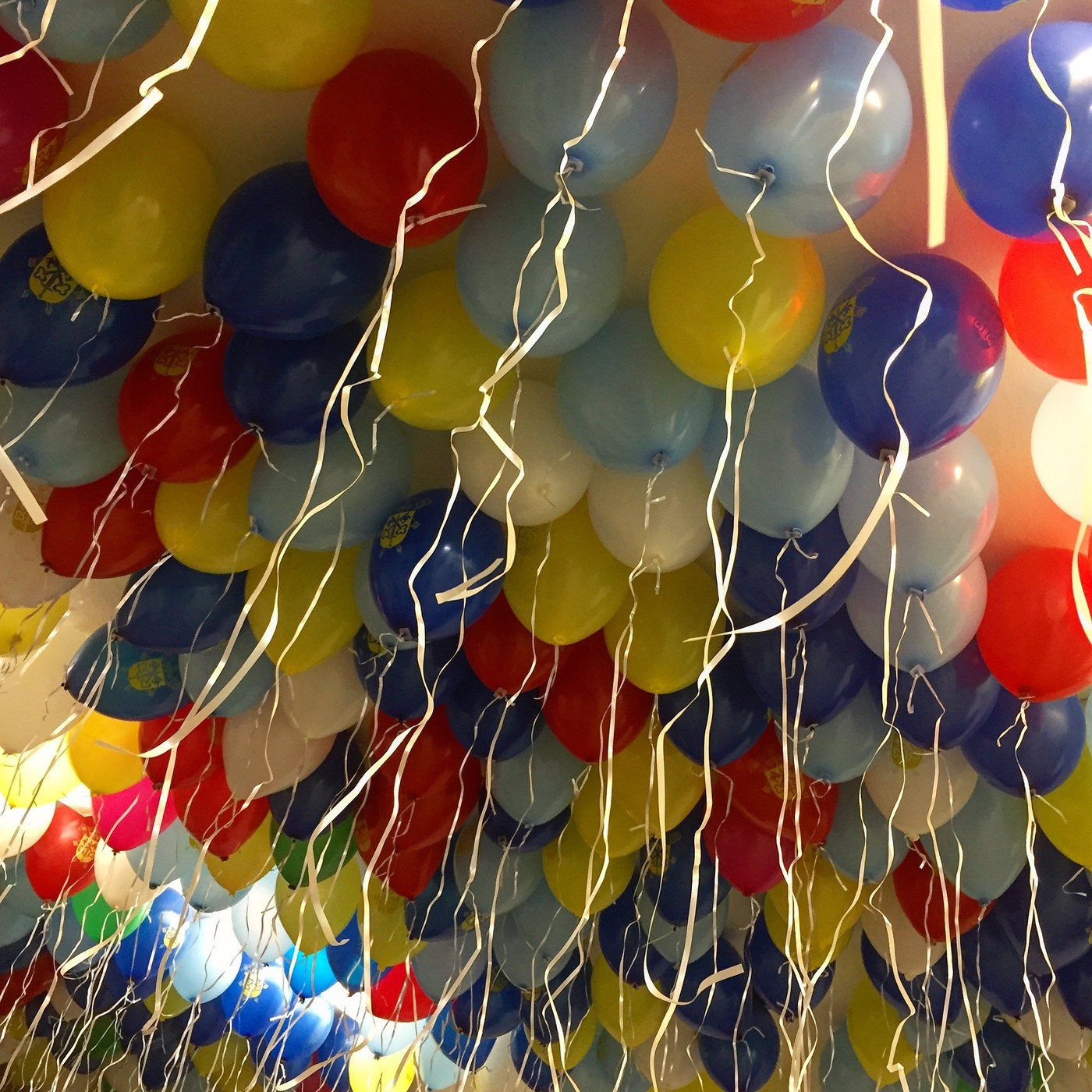 Provázky na balónky s heliem 100 ks 108cm